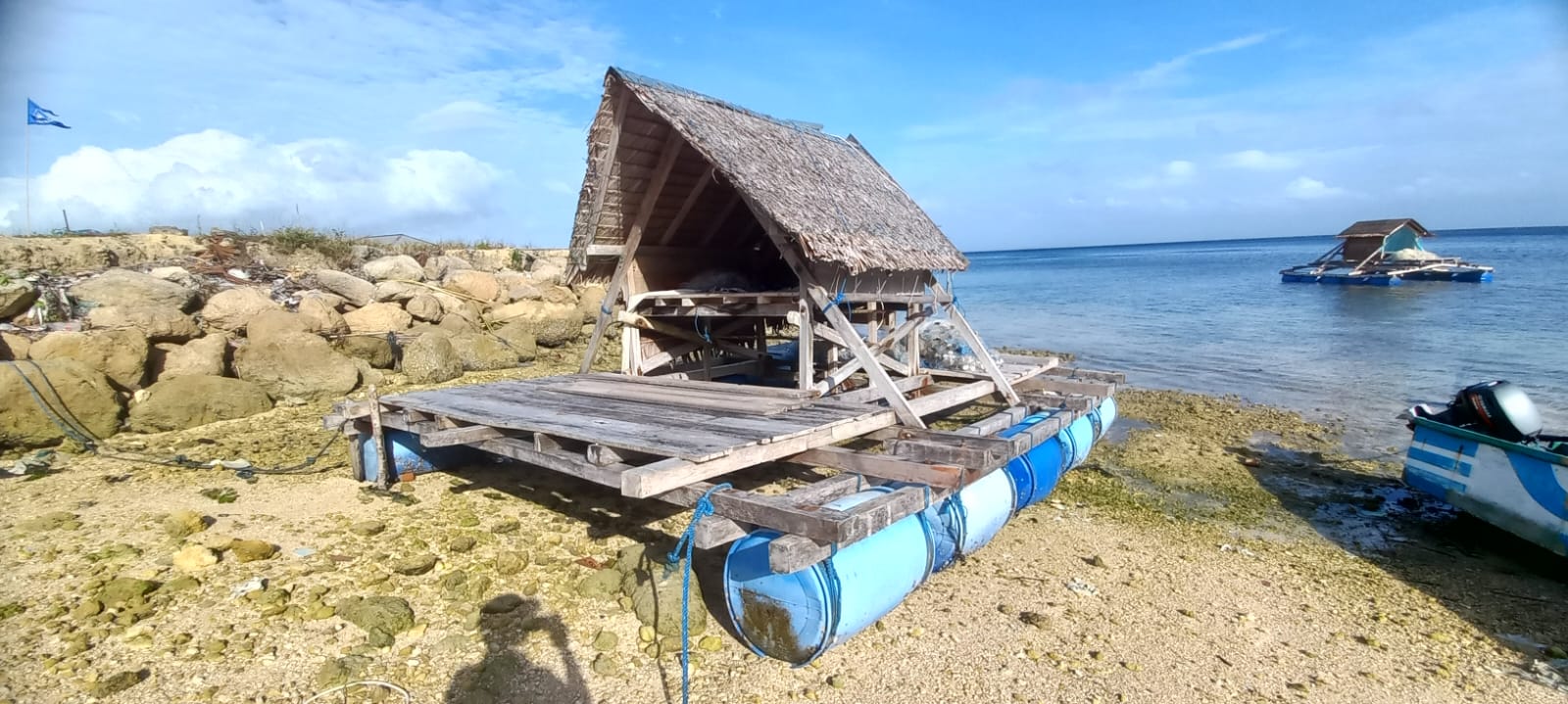 Rumah rumpon nelayan ditarik ke pantai saat angin timur yang kencang serta ombak yang tinggi di Ohoirenan Maluku Tenggara (14/09)